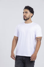 Cargar imagen en el visor de la galería, Modelo con camiseta blanca FITTED