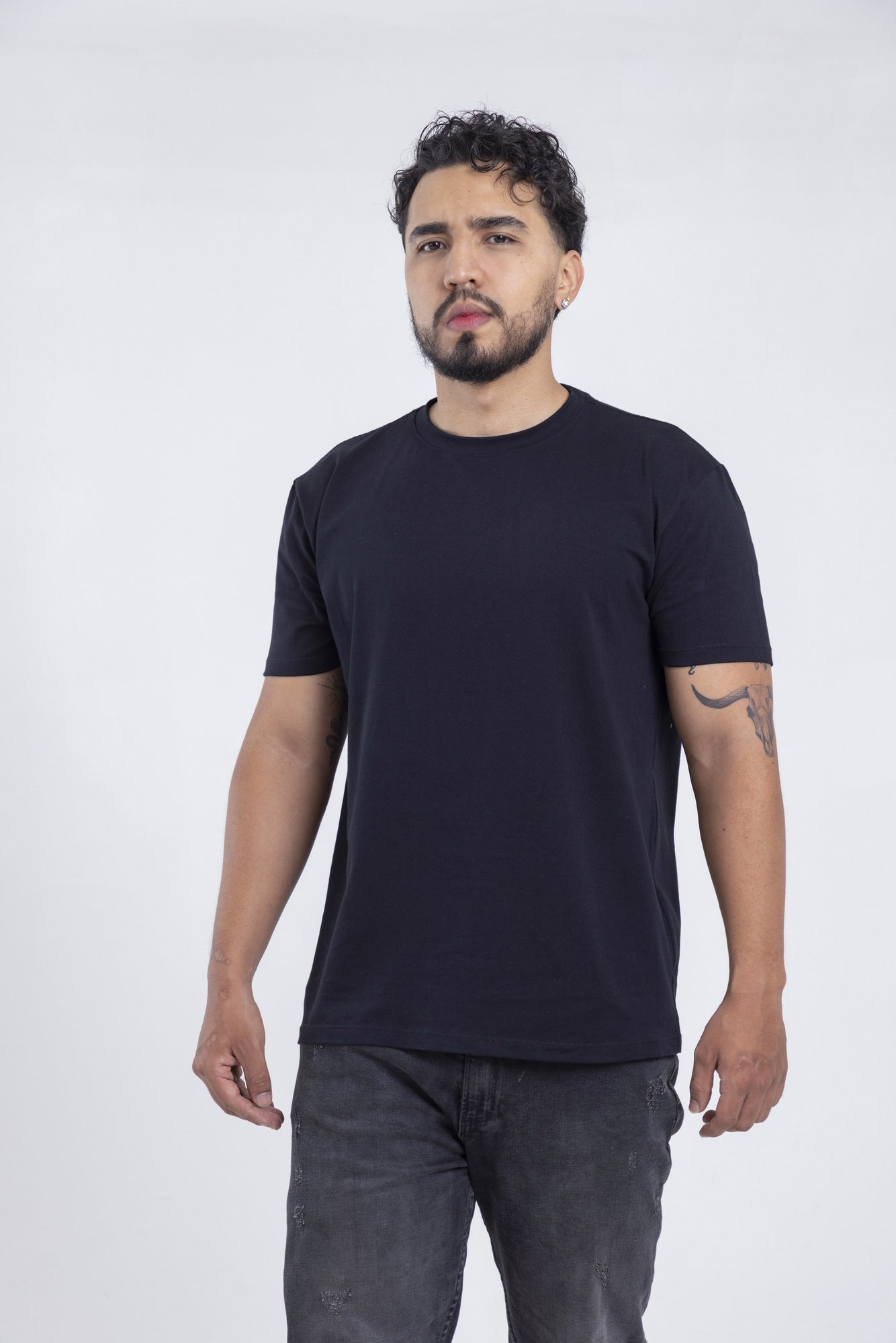 Modelo con camiseta negra FITTED