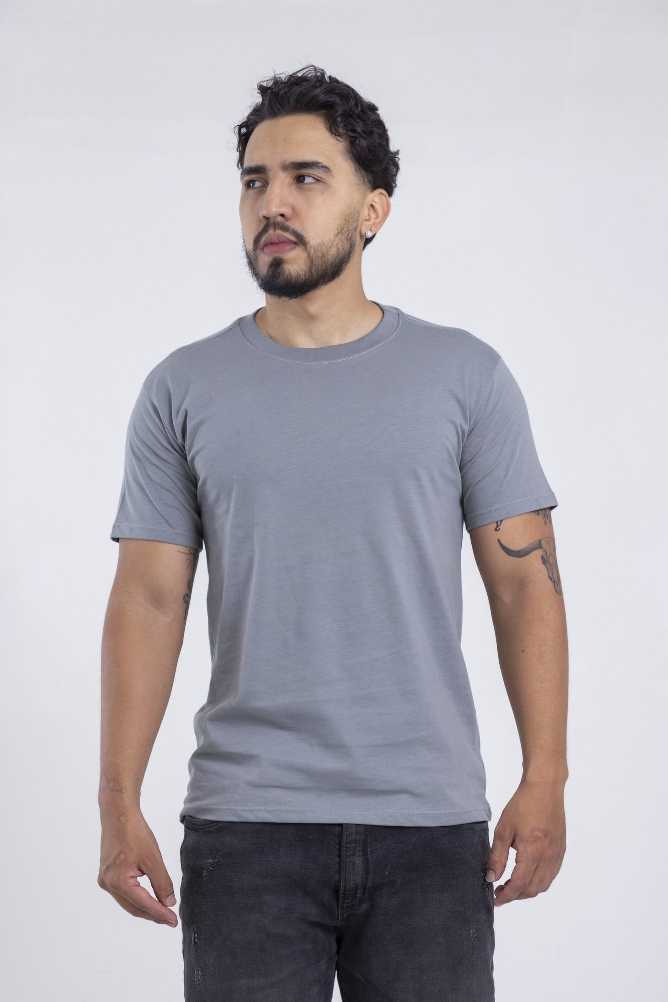 Modelo con camiseta gris SOFT