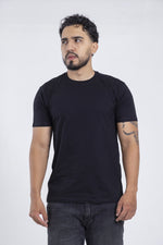 Cargar imagen en el visor de la galería, Modelo con camiseta negra SOFT